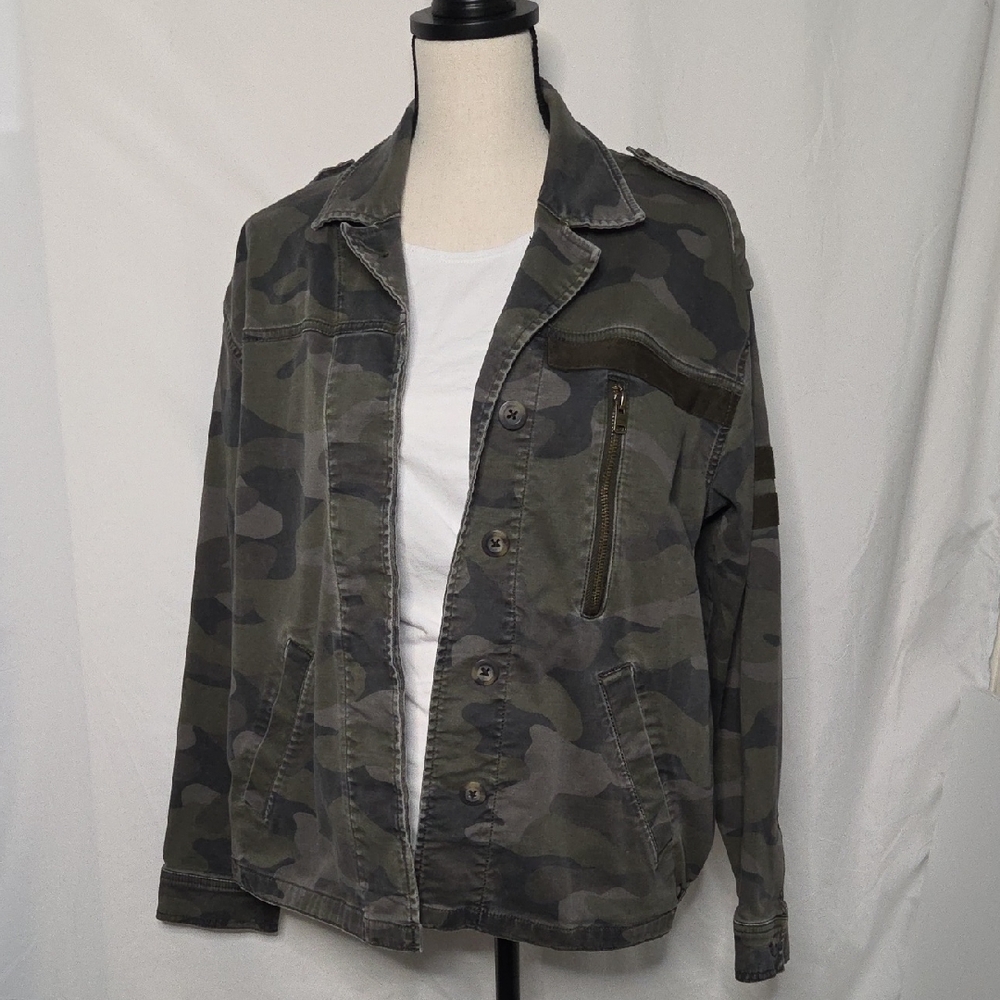Express Women's Medium Green Camo Lightweight Jacket